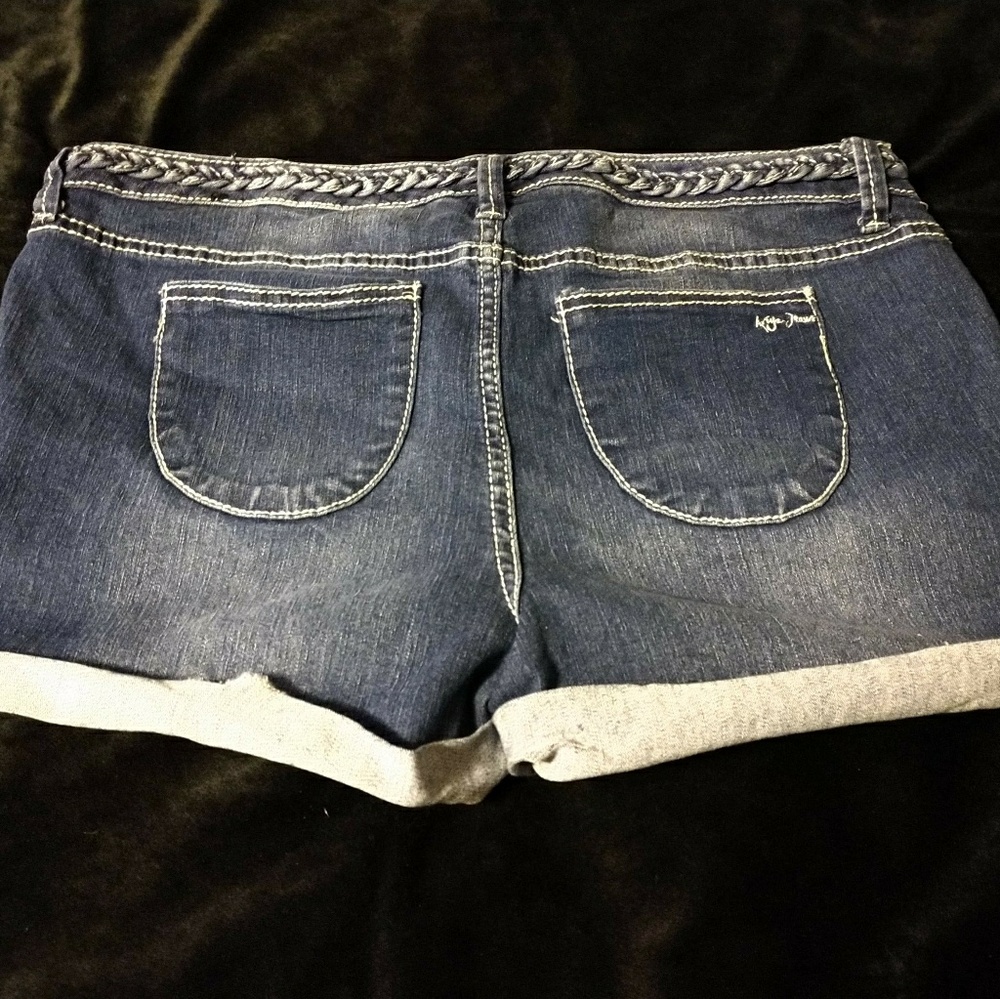 Ariya Shorts - Picture 2 of 3